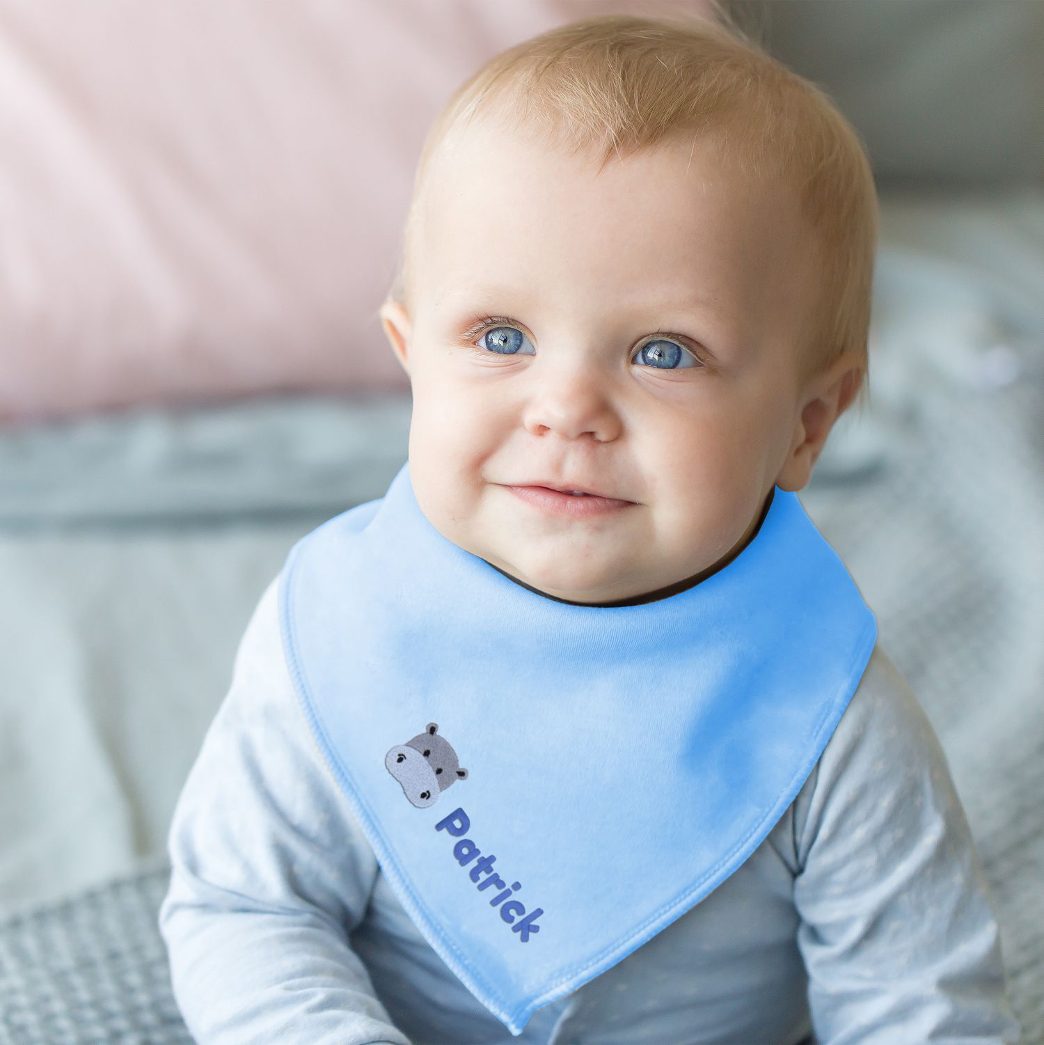 babykajo-halstuch-bestickt-mit-namen-und-motiv-baby-l-tzchen image 7