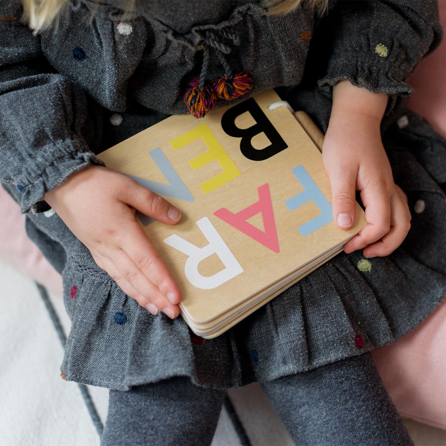 kindsgut-holzbuch-babybilderbuch-aus-holz-farben image 2