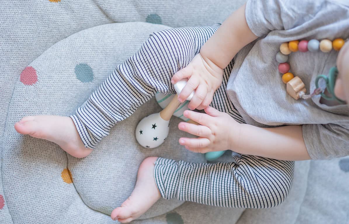 kindsgut-holzrasseln-baby-ab-6-monaten-2er-set-sterne-streifen image 3