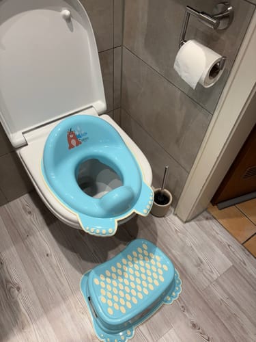 Endlich geht sie allein aufs Klo
