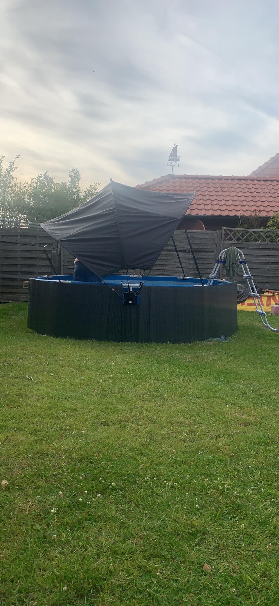 Endlich Schatten im Pool